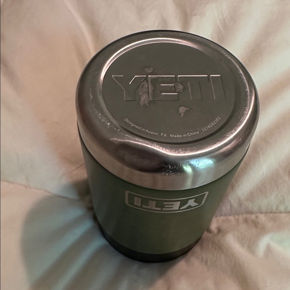 YETI can cooler - Picture 3 of 4
